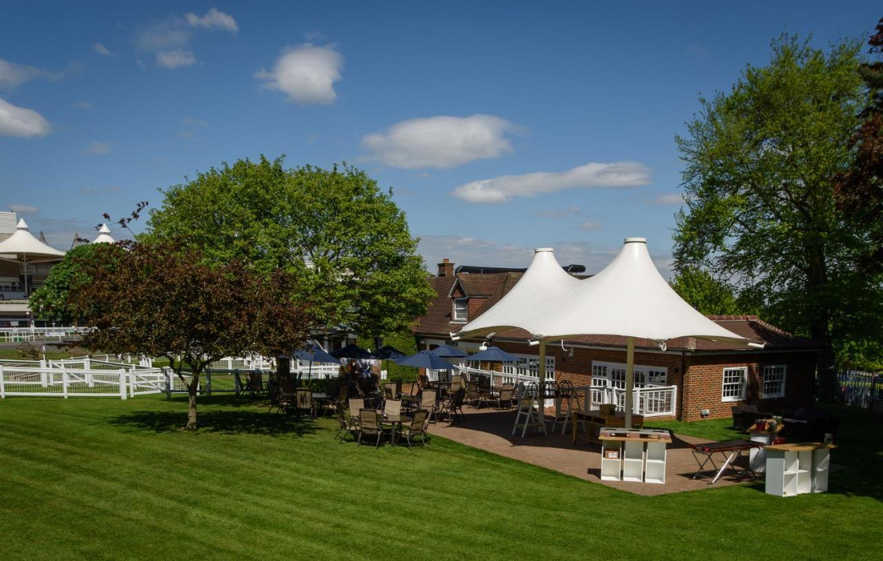 Sandown Park Lodge Esher Eksteriør bilde